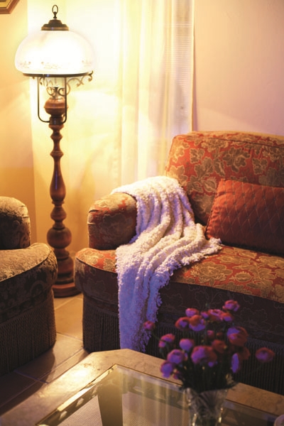 鄉村雜貨風的佈置元素包含各式各樣盛開的花朵圖案、植