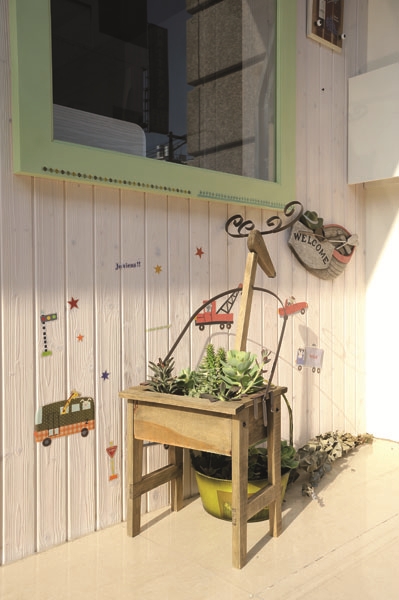 鄉村雜貨風的佈置元素包含各式各樣盛開的花朵圖案、植