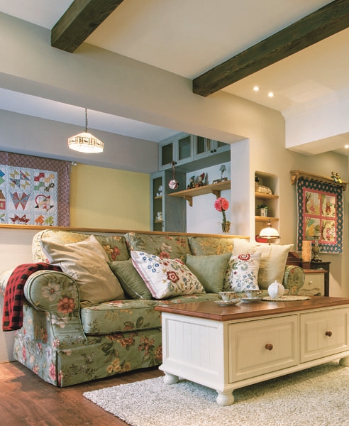 鄉村雜貨風的佈置元素包含各式各樣盛開的花朵圖案、植