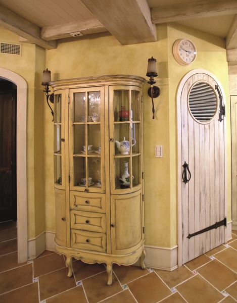 鄉村雜貨風的佈置元素包含各式各樣盛開的花朵圖案、植