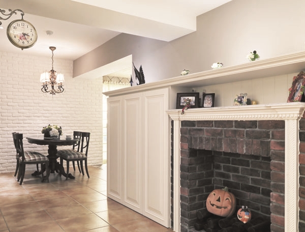 鄉村雜貨風的佈置元素包含各式各樣盛開的花朵圖案、植