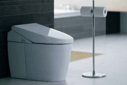 新式頂級智慧型全自動馬桶極簡的外型設計，與舒適機能