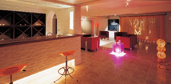 傢具是室內空間中關鍵性的軟件元素，當有著豐富色彩和