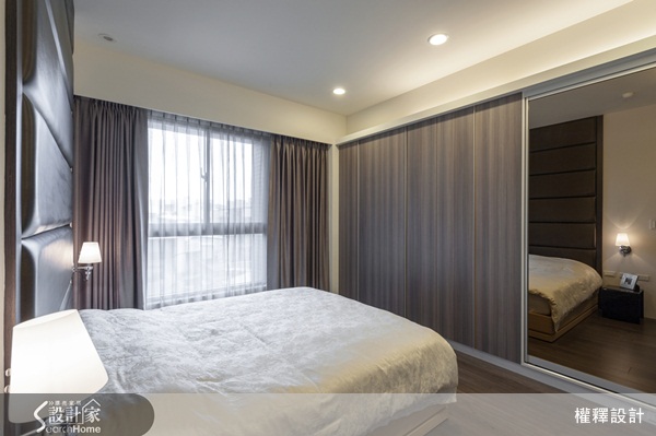 一個寂靜的夜晚,月光灑下銀粉,而瞬間便是一片銀白色