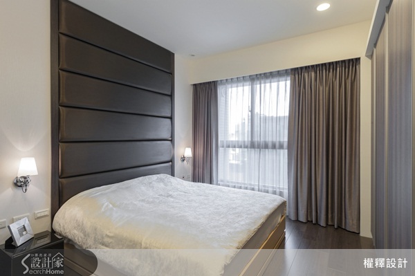 一個寂靜的夜晚,月光灑下銀粉,而瞬間便是一片銀白色