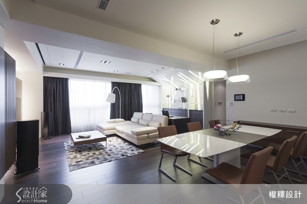 一個寂靜的夜晚,月光灑下銀粉,而瞬間便是一片銀白色