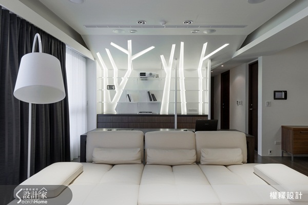 一個寂靜的夜晚,月光灑下銀粉,而瞬間便是一片銀白色