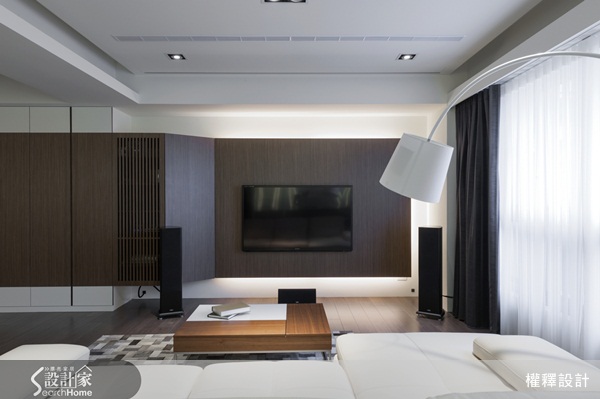 一個寂靜的夜晚,月光灑下銀粉,而瞬間便是一片銀白色