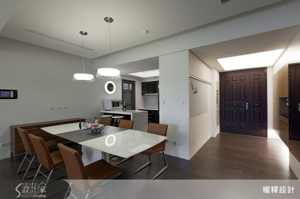 一個寂靜的夜晚,月光灑下銀粉,而瞬間便是一片銀白色