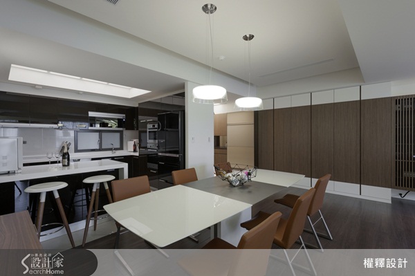 一個寂靜的夜晚,月光灑下銀粉,而瞬間便是一片銀白色