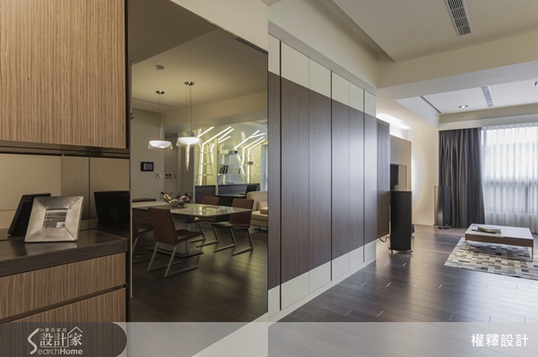 一個寂靜的夜晚,月光灑下銀粉,而瞬間便是一片銀白色