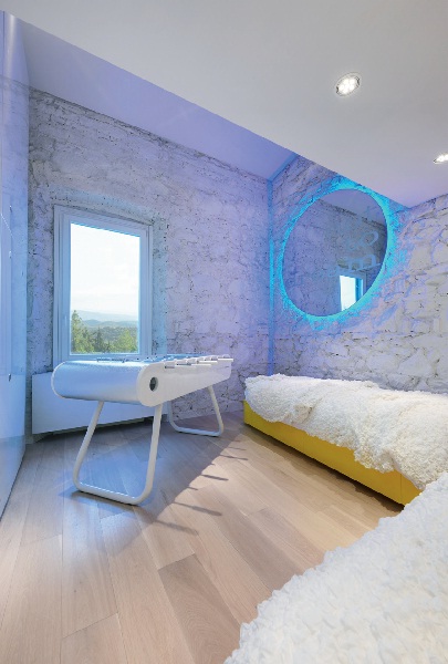 充滿了當代藝術氛圍,融合了繽紛色彩,這間座落於義大