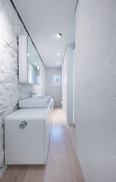 充滿了當代藝術氛圍,融合了繽紛色彩,這間座落於義大