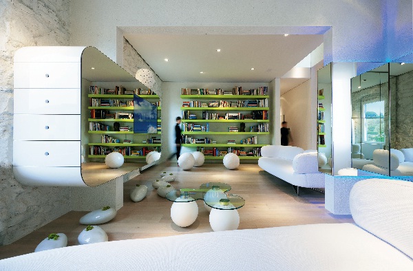 充滿了當代藝術氛圍,融合了繽紛色彩,這間座落於義大