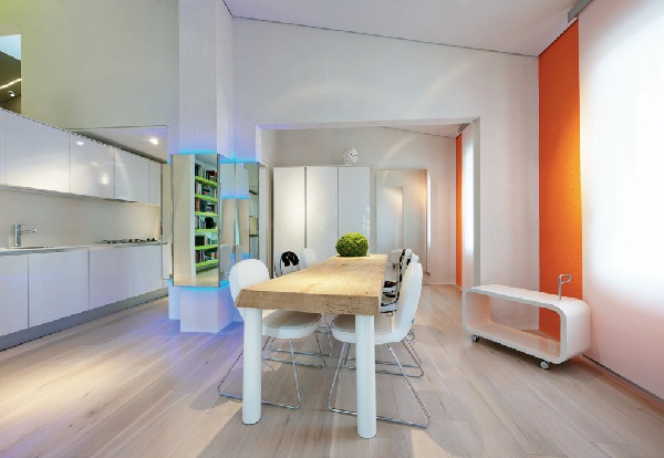 充滿了當代藝術氛圍,融合了繽紛色彩,這間座落於義大