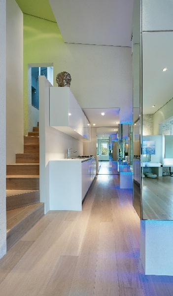 充滿了當代藝術氛圍,融合了繽紛色彩,這間座落於義大