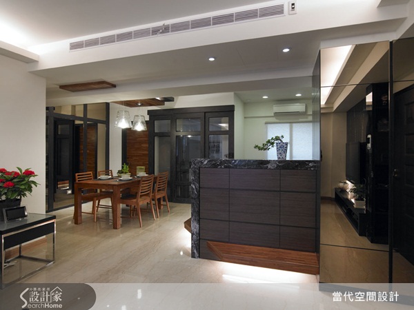 把一隻兔子裝到箱子裡，接著再打開箱子，結果兔子就消