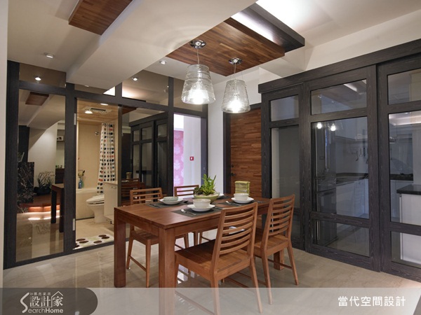 把一隻兔子裝到箱子裡，接著再打開箱子，結果兔子就消