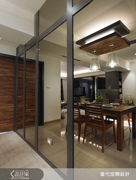 把一隻兔子裝到箱子裡，接著再打開箱子，結果兔子就消