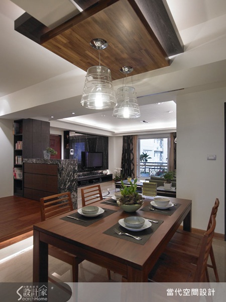 把一隻兔子裝到箱子裡，接著再打開箱子，結果兔子就消