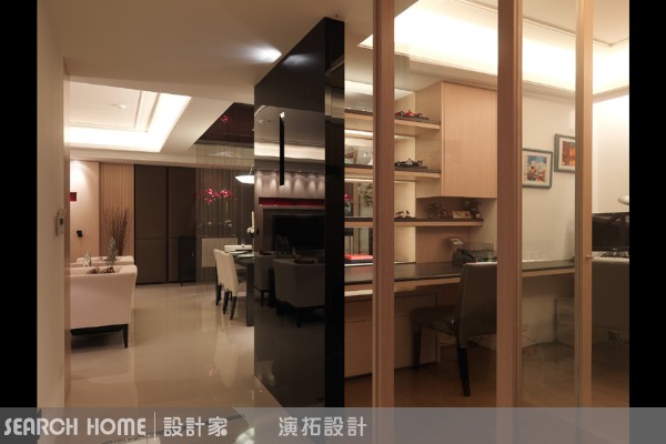 相信很多人都看過以穿透式手法打造而成的玻璃書房設計