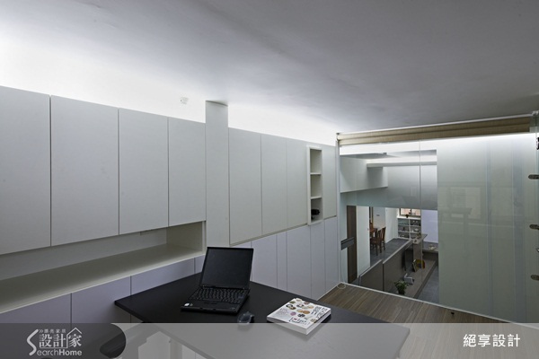 這一間屋齡約12年的中古屋,原先屋型是兩戶打通,有夾