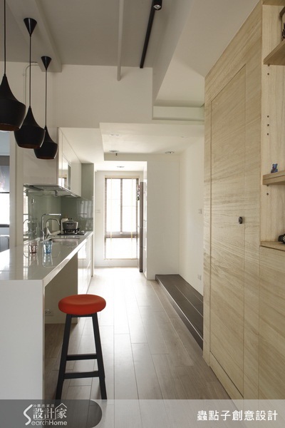 由於目前家庭成員只有二名，不需要過多的空間設計，在