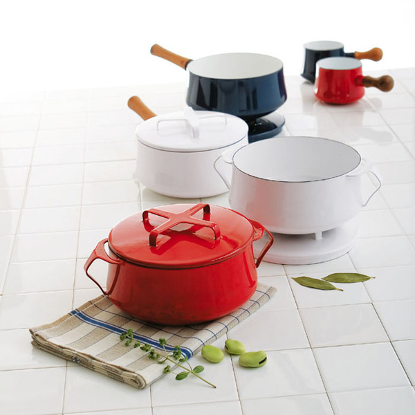 夏天的尾巴漸漸消失，而這時秋天的羽毛落下。
季節轉