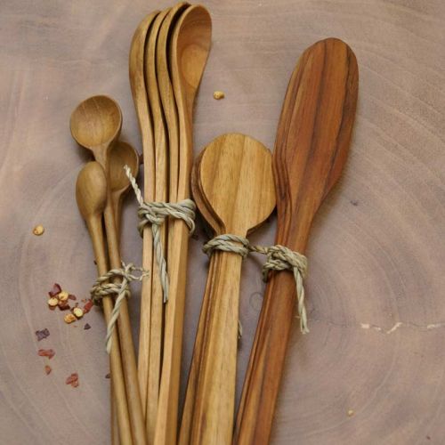 夏天的尾巴漸漸消失，而這時秋天的羽毛落下。
季節轉