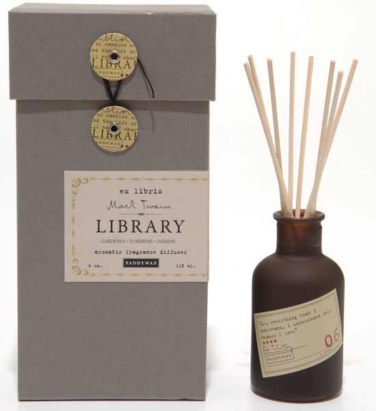 夏天的尾巴漸漸消失，而這時秋天的羽毛落下。
季節轉