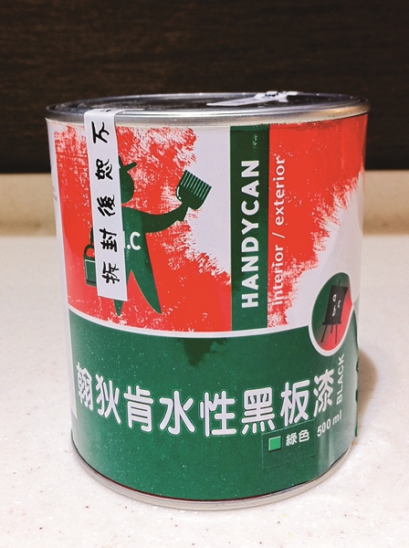 早期常見的黑板漆多為油性，成分包含特殊樹脂、耐磨性
