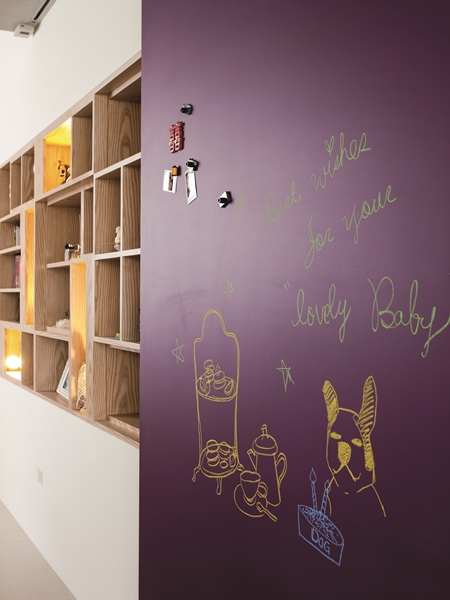 早期常見的黑板漆多為油性，成分包含特殊樹脂、耐磨性