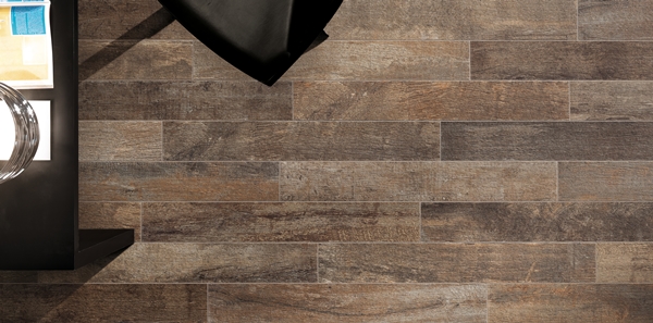 所謂的木紋磚，顧名思義就是仿木紋的磁磚。由於台灣潮