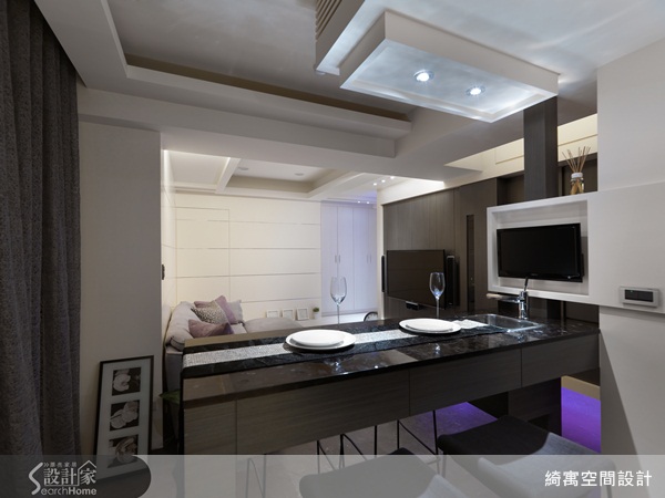 絢爛的紫光同時透射出溫暖與涼意，映照在木頭地板上。