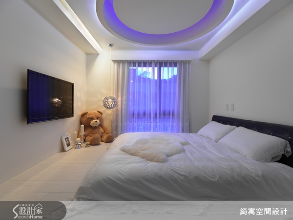 絢爛的紫光同時透射出溫暖與涼意，映照在木頭地板上。