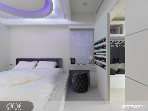 絢爛的紫光同時透射出溫暖與涼意，映照在木頭地板上。