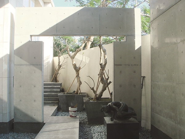 所謂的「清水」是指混凝土灌漿澆置完成將模板拆卸後,