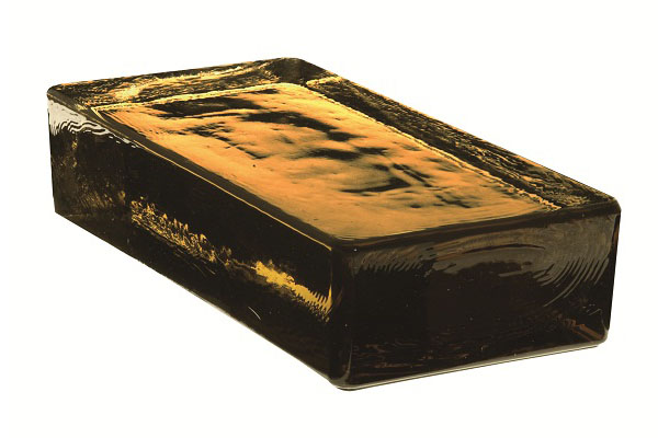 玻璃磚在空間運用中，呈現質感與透明感，讓許多設計者