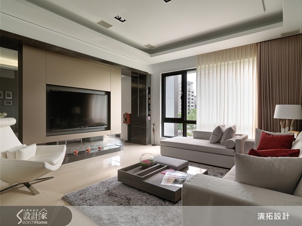 原本與家人同住透天厝的一家三口，在買下單層新成屋之