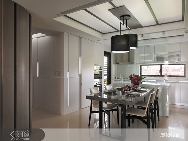 原本與家人同住透天厝的一家三口，在買下單層新成屋之