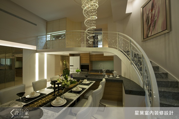 本案位於新北市新莊區，坪數50坪，屬於挑高夾層類型空