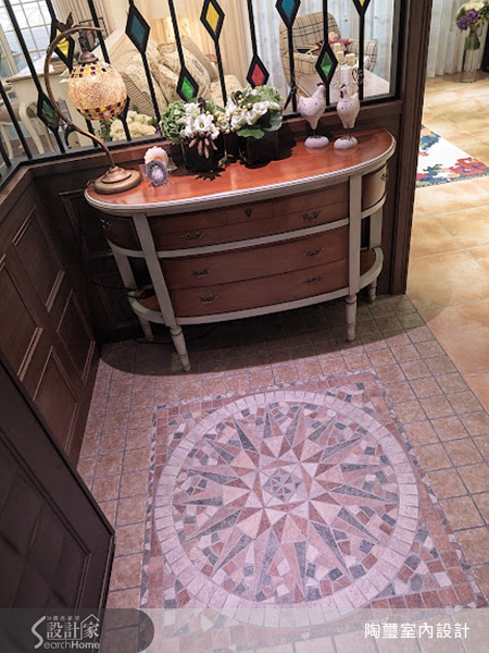 經常在鄉村風可以見到花磚的身影，除了磚面上有花草圖