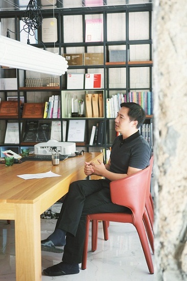 沈志忠,一位出身於宜蘭的小孩,1998 年懷抱著設計夢