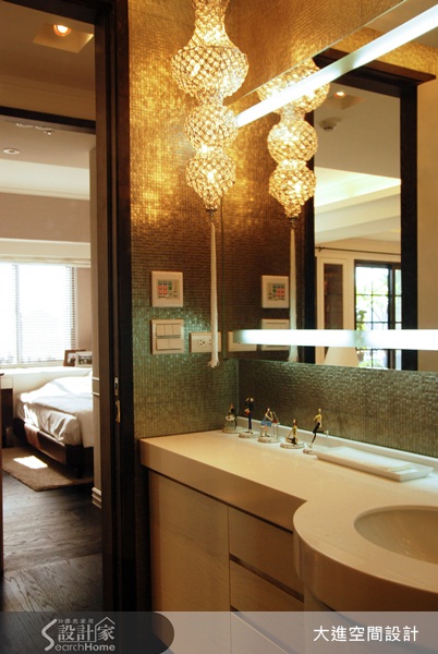 本案屋主平常有收集藝術品和畫作的喜好，希望能有展示