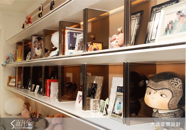 本案屋主平常有收集藝術品和畫作的喜好，希望能有展示