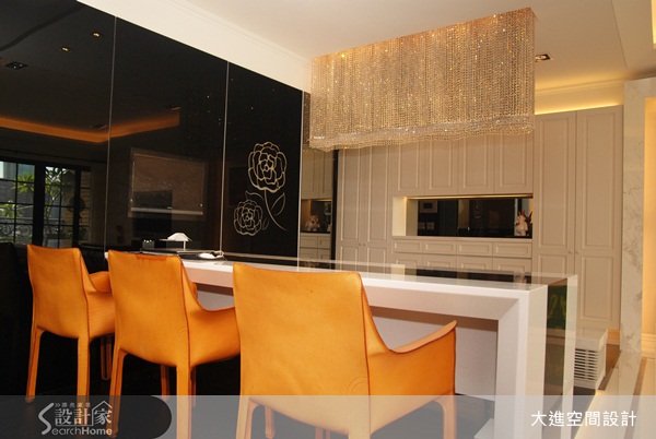 本案屋主平常有收集藝術品和畫作的喜好，希望能有展示