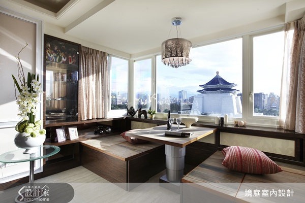 本案擁有絕佳的地理位置，從客廳的窗戶看出去可欣賞美