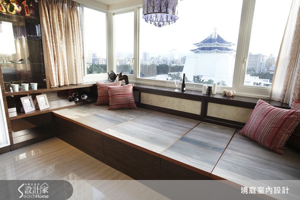 本案擁有絕佳的地理位置，從客廳的窗戶看出去可欣賞美