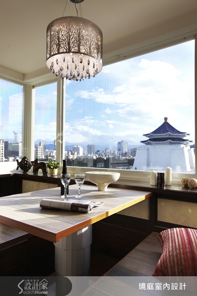 本案擁有絕佳的地理位置，從客廳的窗戶看出去可欣賞美