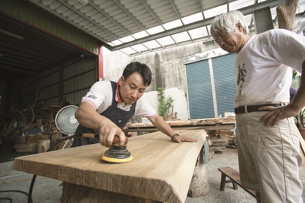 木設計的潮流，不只影響居家風格，也帶動了木傢具的流